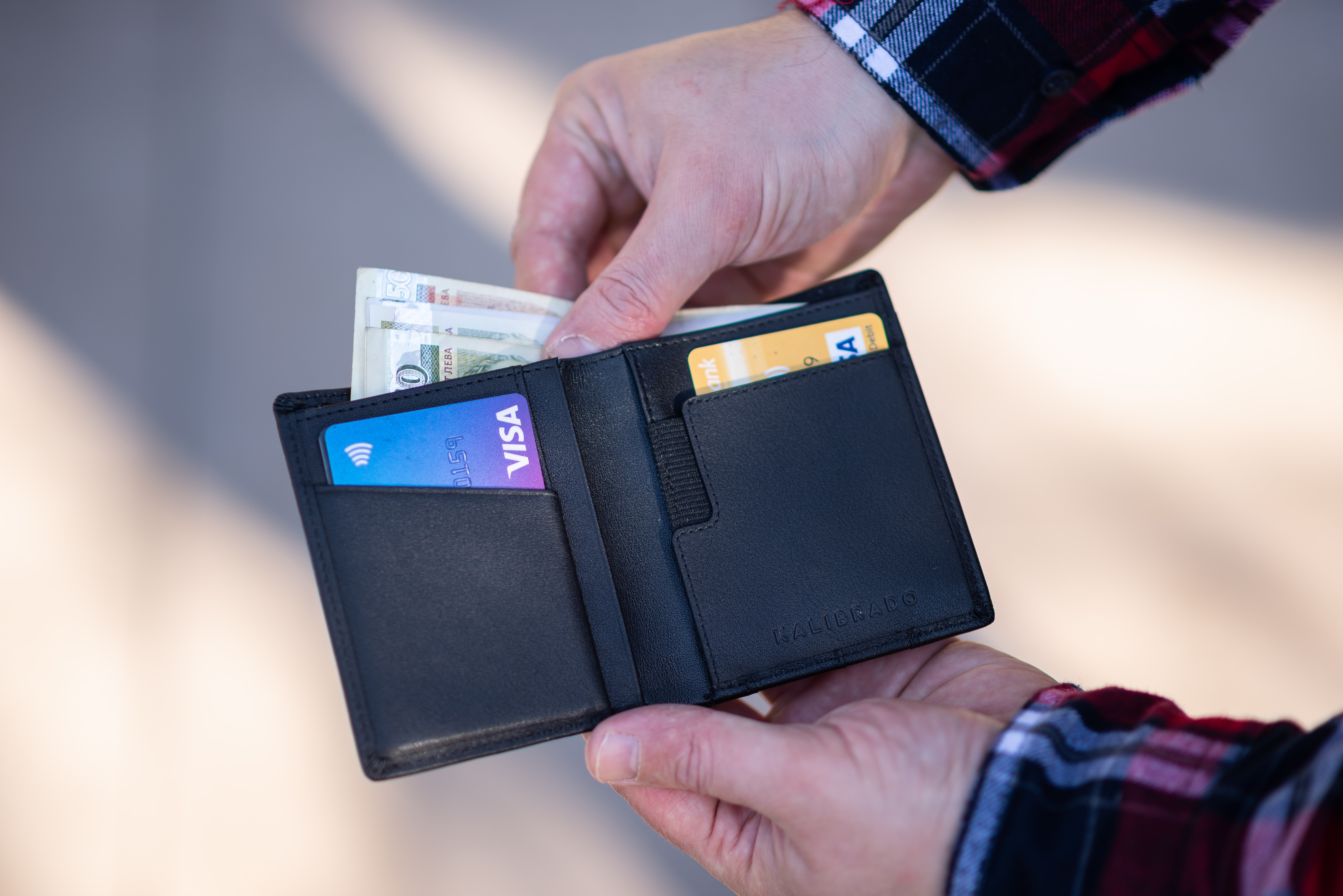 Karta kredytowa vs karta debetowa - podstawowe r贸偶nice