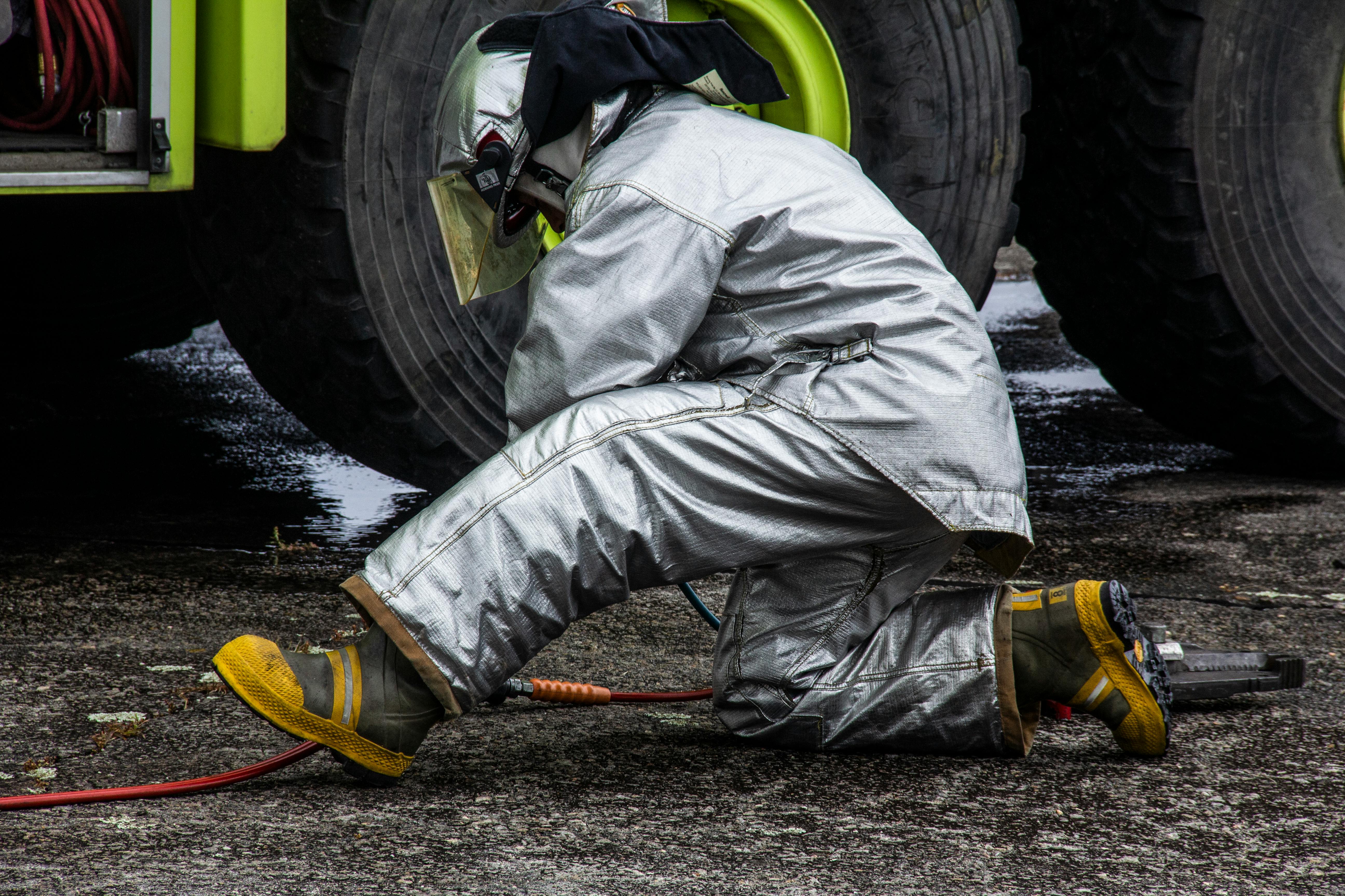 Buty strażackie bojowe - jakie standardy muszą spełniać?